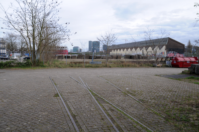 909654 Gezicht op het terrein van de voormalige werkplaatsen van de Nederlandse Spoorwegen aan de 2e Daalsedijk te ...